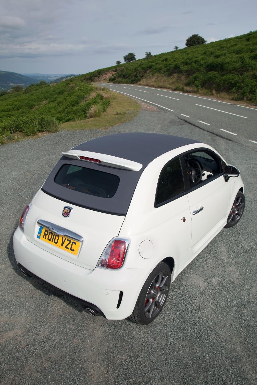 Abarth 500C 2010 года  (UK) (фото 4 из 32)